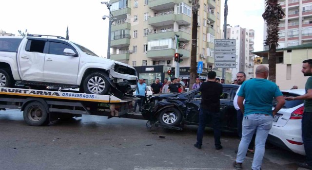 Adanada kavşakta kaza: 3 araç hasar gördü, 2 sürücü yaralandı