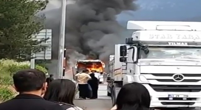 Adanada seyir halindeki otobüste yangın çıktı