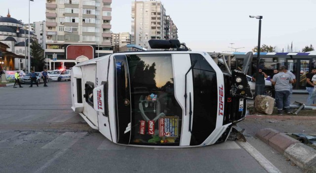 Adana'da sinyalizasyon direğine çarpan yolcu minibüsü devrildi: 3 yaralı