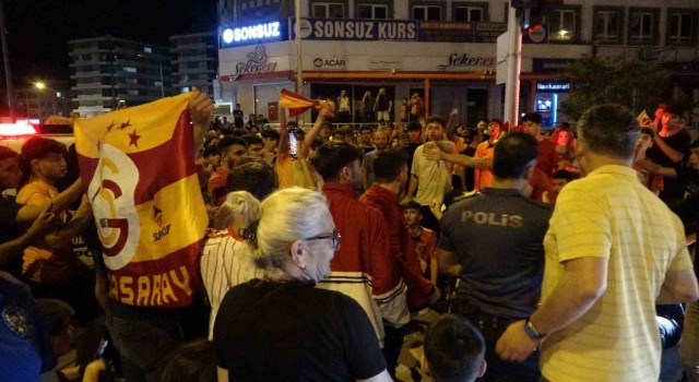 Adanadaki taraftarlar Galatasaray şampiyonluk sevincini yaşadı
