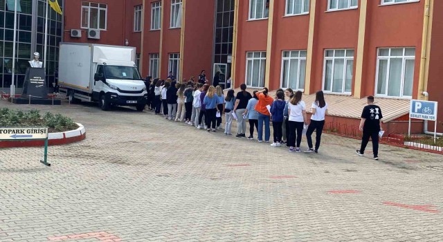 Adaylar sınavda veliler dışarıda ter döktü
