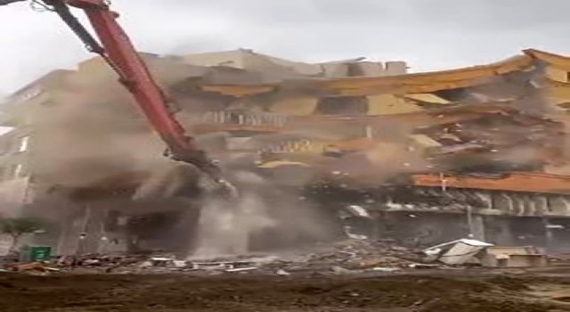Ağır hasarlı bina yıkım sırasında çöktü