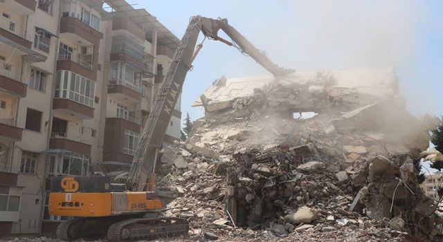 Ağır hasarlı binalarda yıkım çalışmaları devam ediyor
