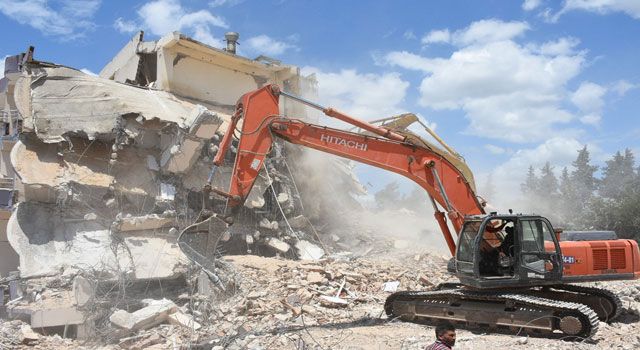 Ağır hasarlı binalarda yıkım işlemleri devam ediyor