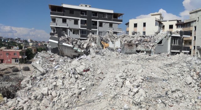 Ağır hasarlı binayı yıkan kepçe operatörü enkaz altında kaldı