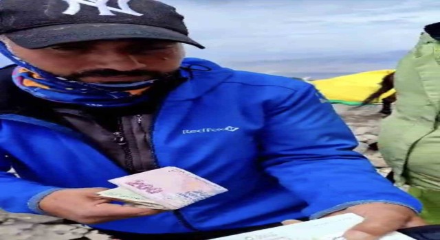 Ağrı Dağında kayıp para ve pasaport bulundu