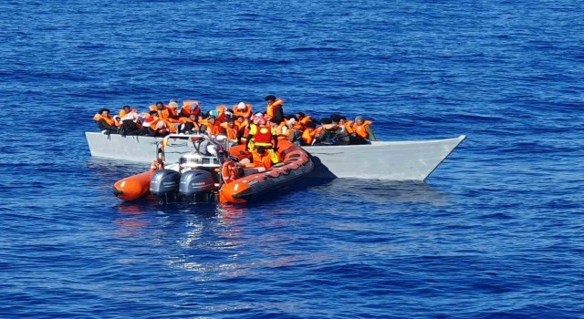 Akdenizde sürüklenen teknedeki 117 göçmen kurtarıldı