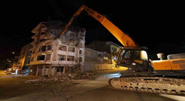 Aksarayda risk teşkil eden yapılar yıkılıyor