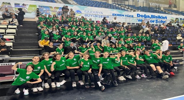 Alaağaç Spor voleybol şenliğinde esti geçti