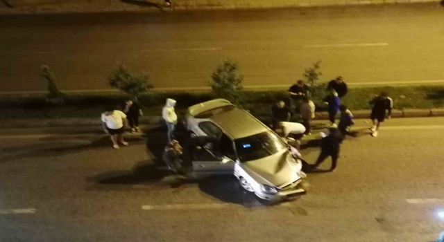 Alkollü sürücü park halindeki otomobile çarpıp refüje çıktı