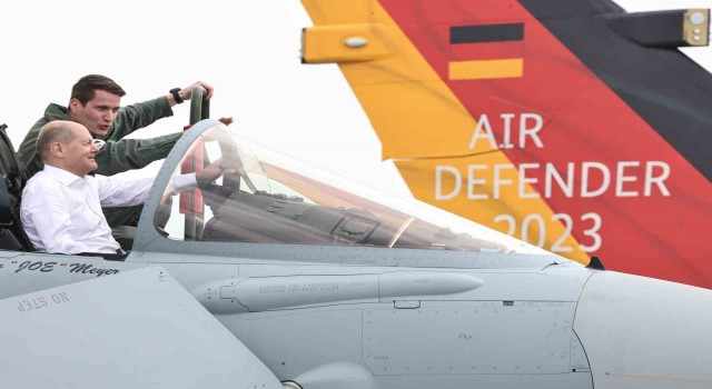 Almanya Başbakanı Scholz'dan NATO tatbikatı yapılan üsse ziyaret
