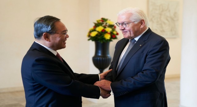 Almanya Cumhurbaşkanı Steinmeier ile Çin Başbakanı Li Berlinde bir araya geldi