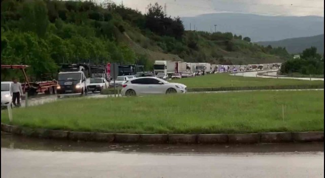 Amasyada sel karayolunu ulaşıma kapattı
