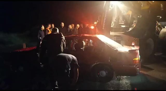 Amasyada selde mahsur kalan otomobildeki 4 kişiyi kurtarıldı