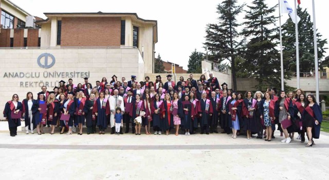 Anadolu Üniversitesi lisansüstü mezunlarını uğurladı