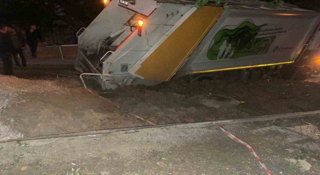 Ankarada çamura saplanan çöp kamyonu işçilerin üzerine devrildi