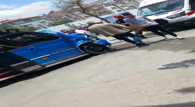 Ankarada minibüs ile otomobil çarpıştı: 1i çocuk 5 yaralı