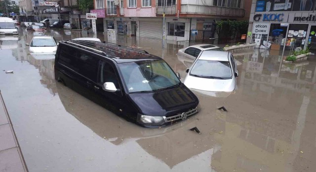 Ankaradaki kuvvetli yağışta araçlar suya gömüldü