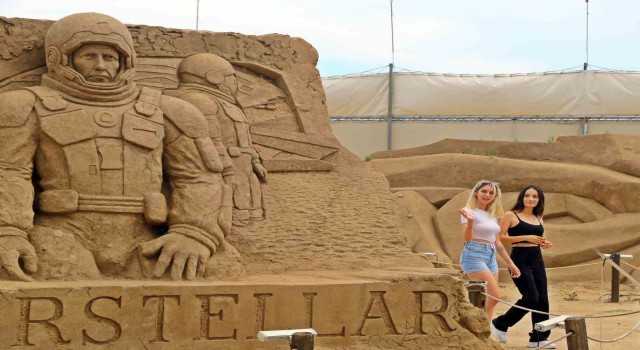 Antalyada 10 bin ton kum kullanarak 25 heykeltıraş onlarca heykel yaptı