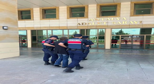 Antalyada 41 ayrı suçtan 24 yıl 5 ay hapis cezasıyla aranan firari yakalandı