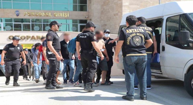 Antalyada 62 aranan şahıs yakalandı