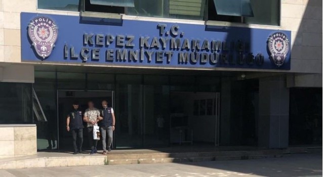 Antalyada kesinleşmiş hapis cezası bulunan 2 firari yakalandı