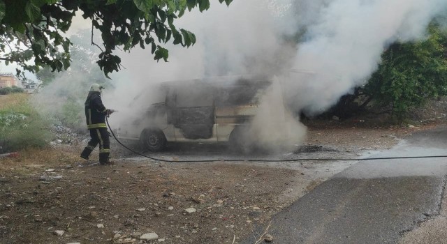 Antalyada park halindeki minibüs alevlere teslim oldu