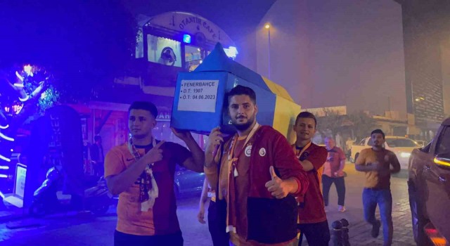 Antalyada sarı-kırmızılı taraftarlar Fenerbahçenin temsili tabutunu kaldırdı