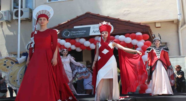 Antalyada Yer Gök Kırmızı Beyaz Bayrak Giysisi Özel Tasarımlar” defilesi