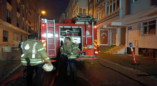 Avcılarda 4 katlı binada çıkan yangın paniğe neden oldu