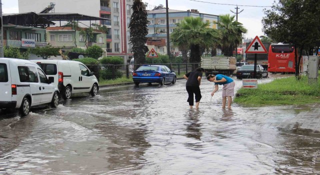 Aydın yağmura teslim oldu, şehir yaz ortasında kışı yaşadı
