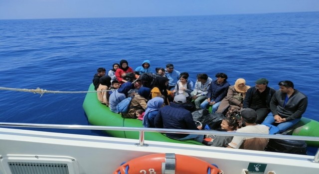 Ayvacık açıklarında sürüklenen 31 kaçak göçmeni Sahil Güvenlik kurtardı