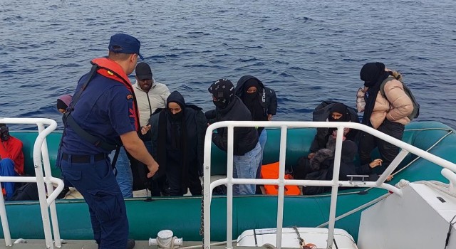 Ayvalık açıklarında 12 düzensiz göçmen kurtarıldı