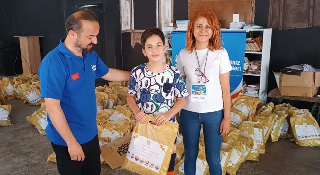 BAE Büyükelçiliği, Depremzedelere Bayramlık Dağıttı