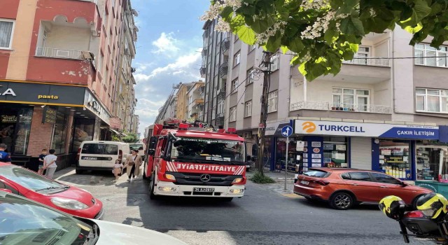 Bahçelievlerde 4 katlı binanın çatısında çıkan yangın paniğe neden oldu