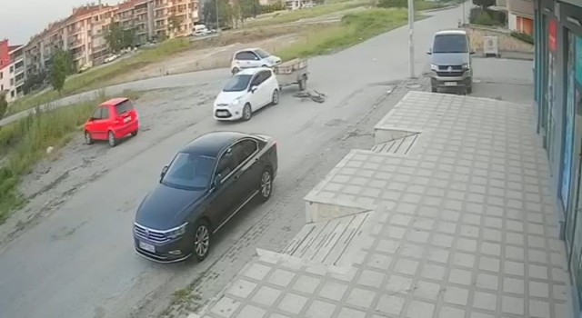 Balıkesirde motosiklet sürücüsü çarptığı arabanın römorkuna düştü