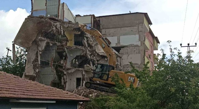 Baş kısmına moloz parçası fırlayan operatör ağır yaralandı