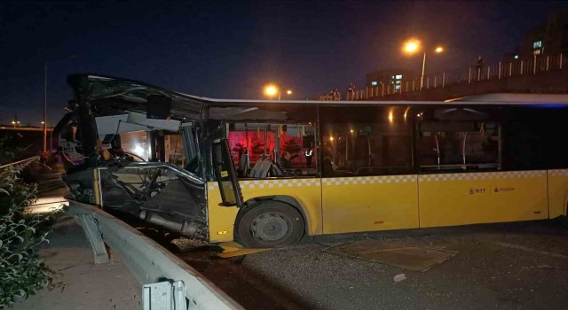 Başakşehirde İETT otobüsü 7 metre yükseklikten alt yola düştü: 1 yaralı