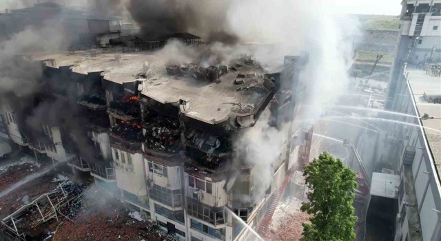 Başakşehirde iş hanındaki yangını söndürme çalışmaları havadan görüntülendi