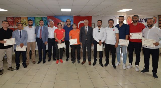 Başarılı sporculara ödül verildi