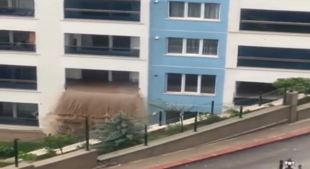 Başkentte su basan dairenin eşyaları dışarı taştı