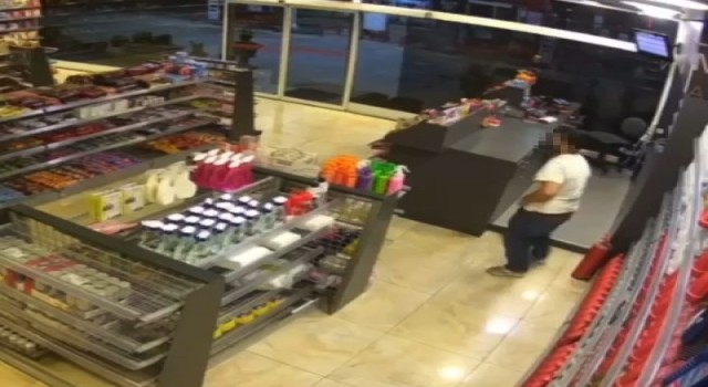 Batmanda çevreyi kollayan hırsız, bir anlık boşlukla kasadan paraları aldı