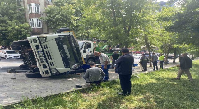 Bayrampaşada kamyon devrildi, genç kadın yaralandı: O anlar kamerada