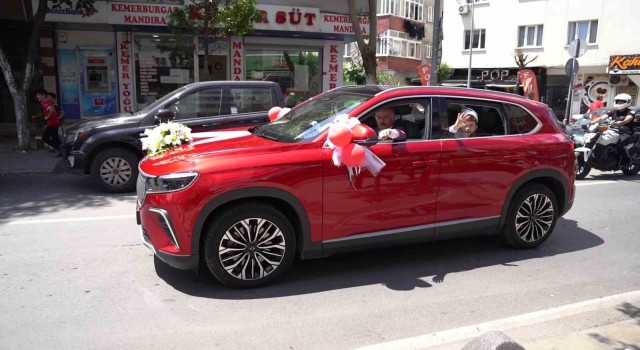 Bayrampaşada sünnet olan çocuklara TOGGlu konvoy sürprizi