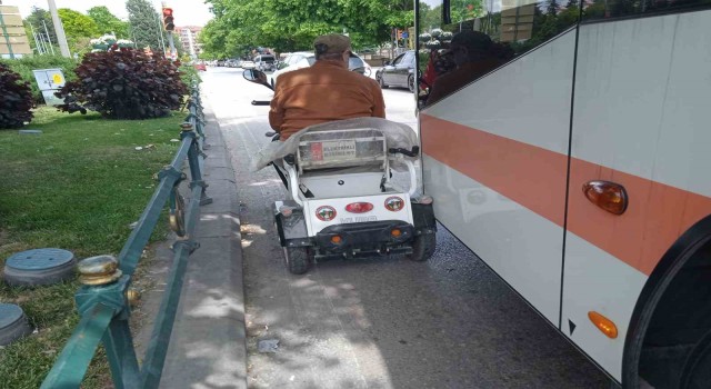 Belediye otobüsü ile elektrikli bisiklet çarpıştı
