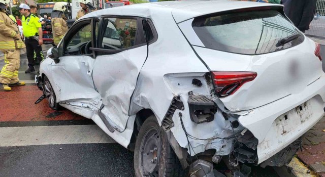 Beşiktaşta servis aracı ile otomobil çarpıştı: 4 yaralı