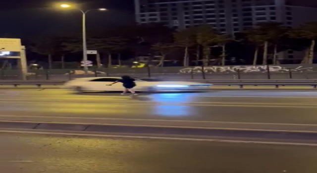 Beylikdüzünde E-5in ortasında canını hiçe sayarak yürüyen kadın kamerada