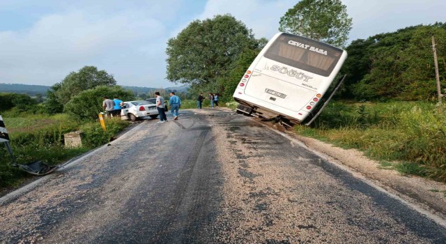 Bilecikte minibüs ile otomobil çarpıştı: 11 yaralı