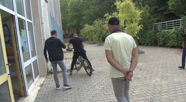 Bina görevlilerinin yardımıyla son dakikada sınava yetişti