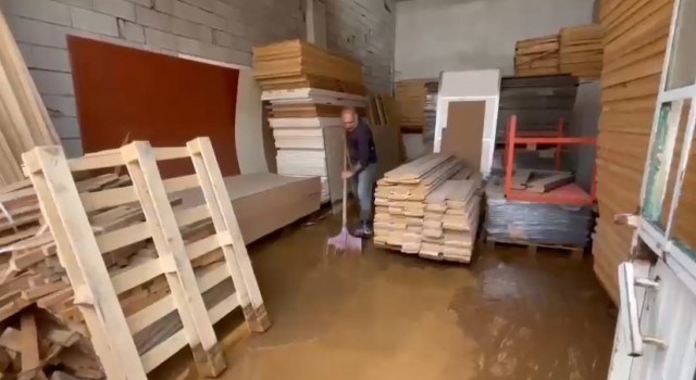 Bingölde sağanak sonrası iş yerlerini su bastı